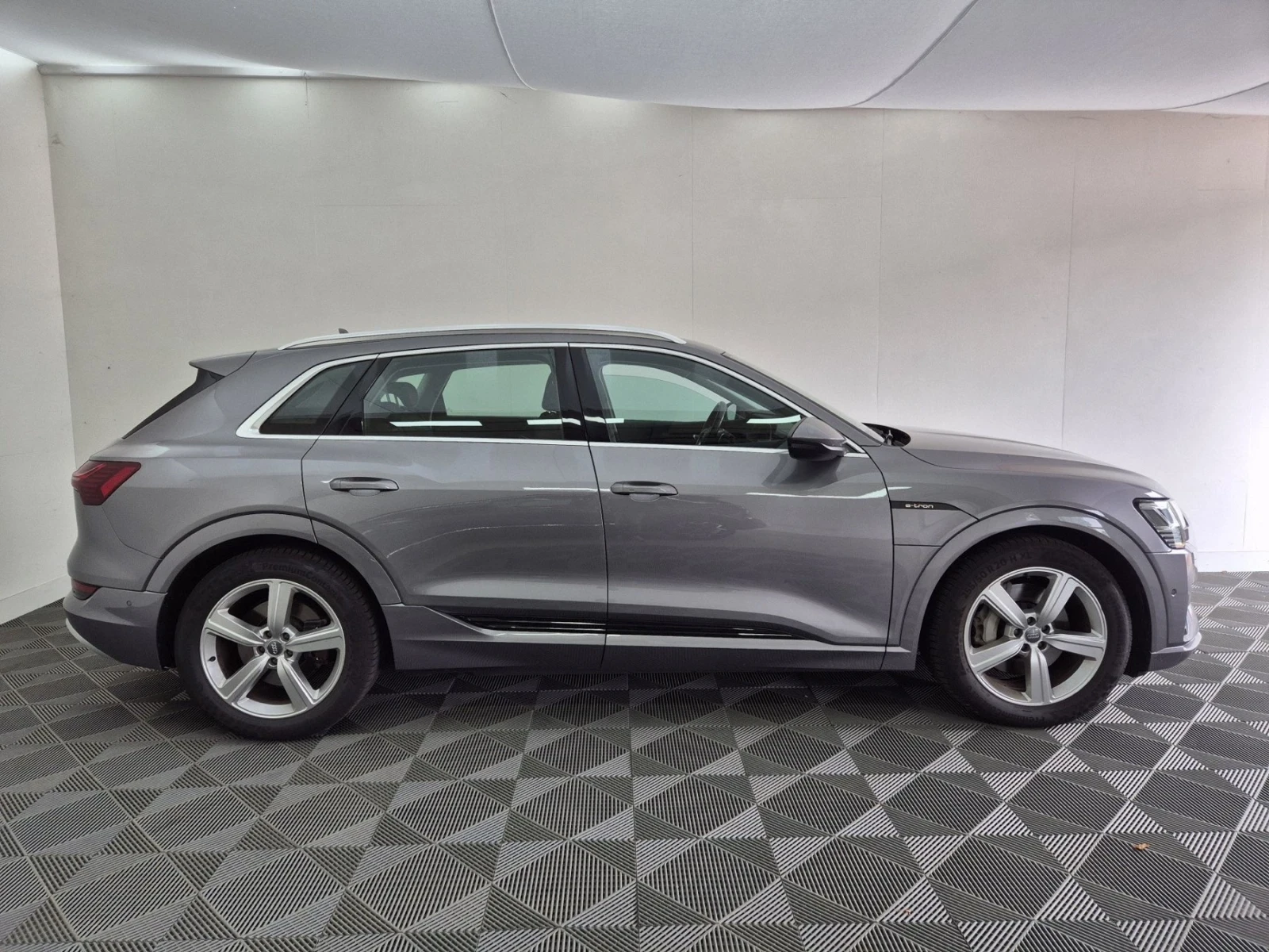 Audi E-Tron 50 Quattro - изображение 2