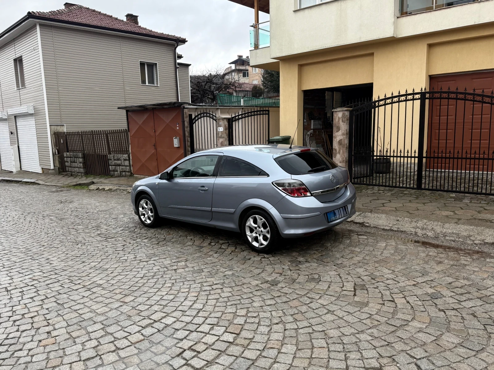 Opel Astra GTC - изображение 3