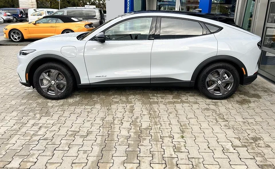 Ford Mustang Mach-E STANDARD RANGE* RWD* DISTR* PANO* KEYLESS* CAM* CA, снимка 3 - Автомобили и джипове - 54063040