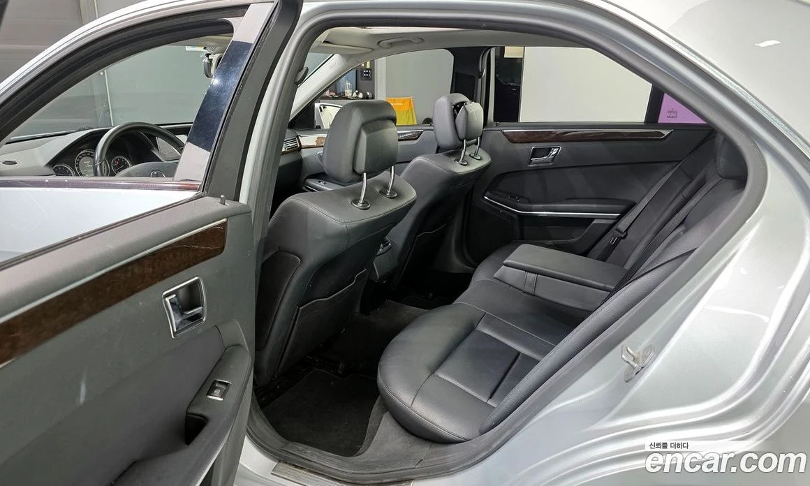 Mercedes-Benz E 200 E200 CGI, снимка 11 - Автомобили и джипове - 56117481