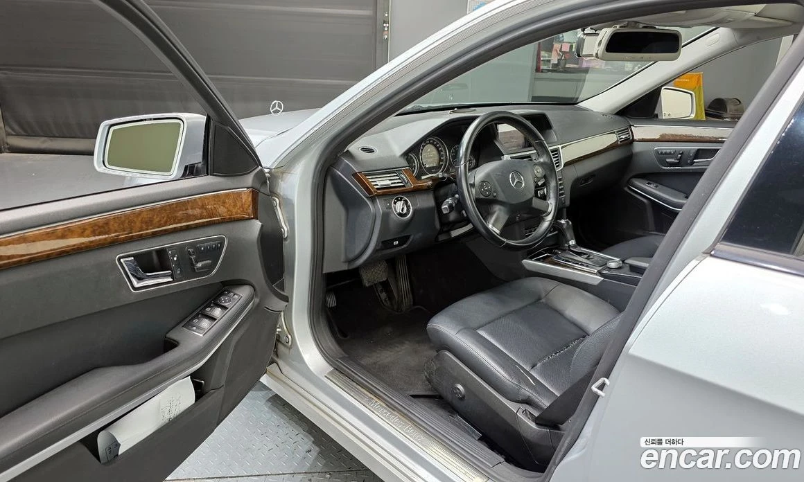 Mercedes-Benz E 200 E200 CGI, снимка 10 - Автомобили и джипове - 56117481