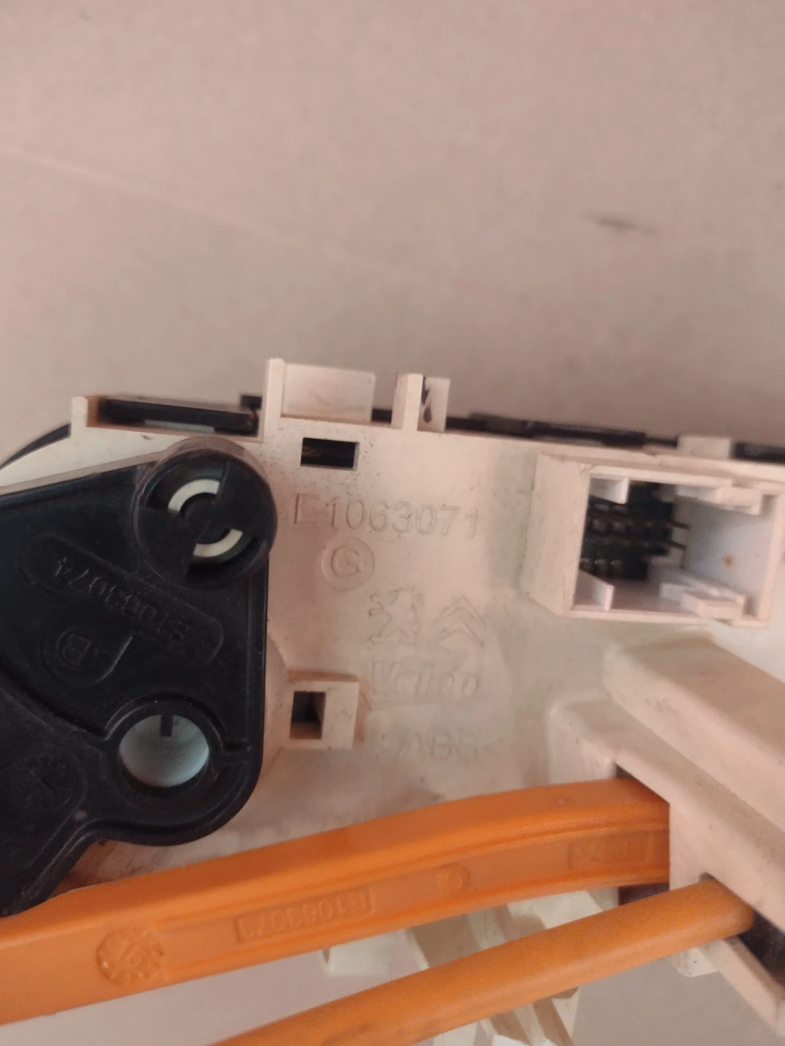 E1063071   PEUGEOT 208  | Mobile.bg   3