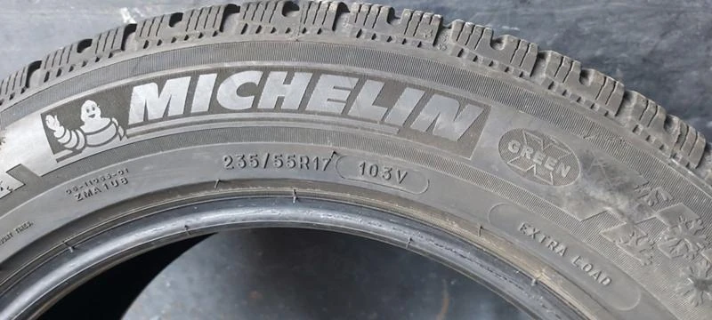 Гуми Зимни 235/55R17, снимка 4 - Гуми и джанти - 35130456