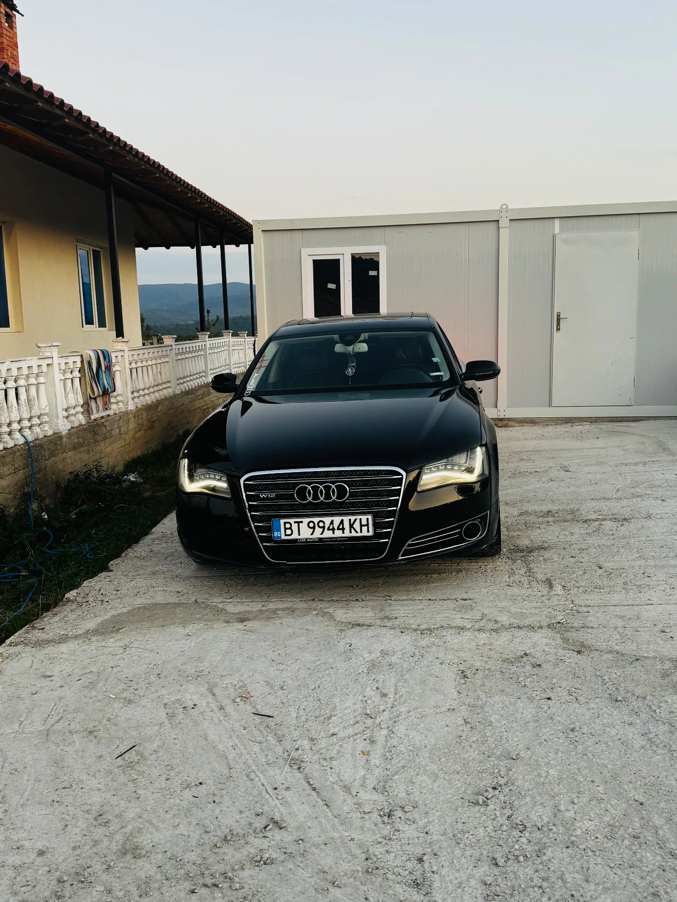 Audi A8 Само радиаторът е спукан