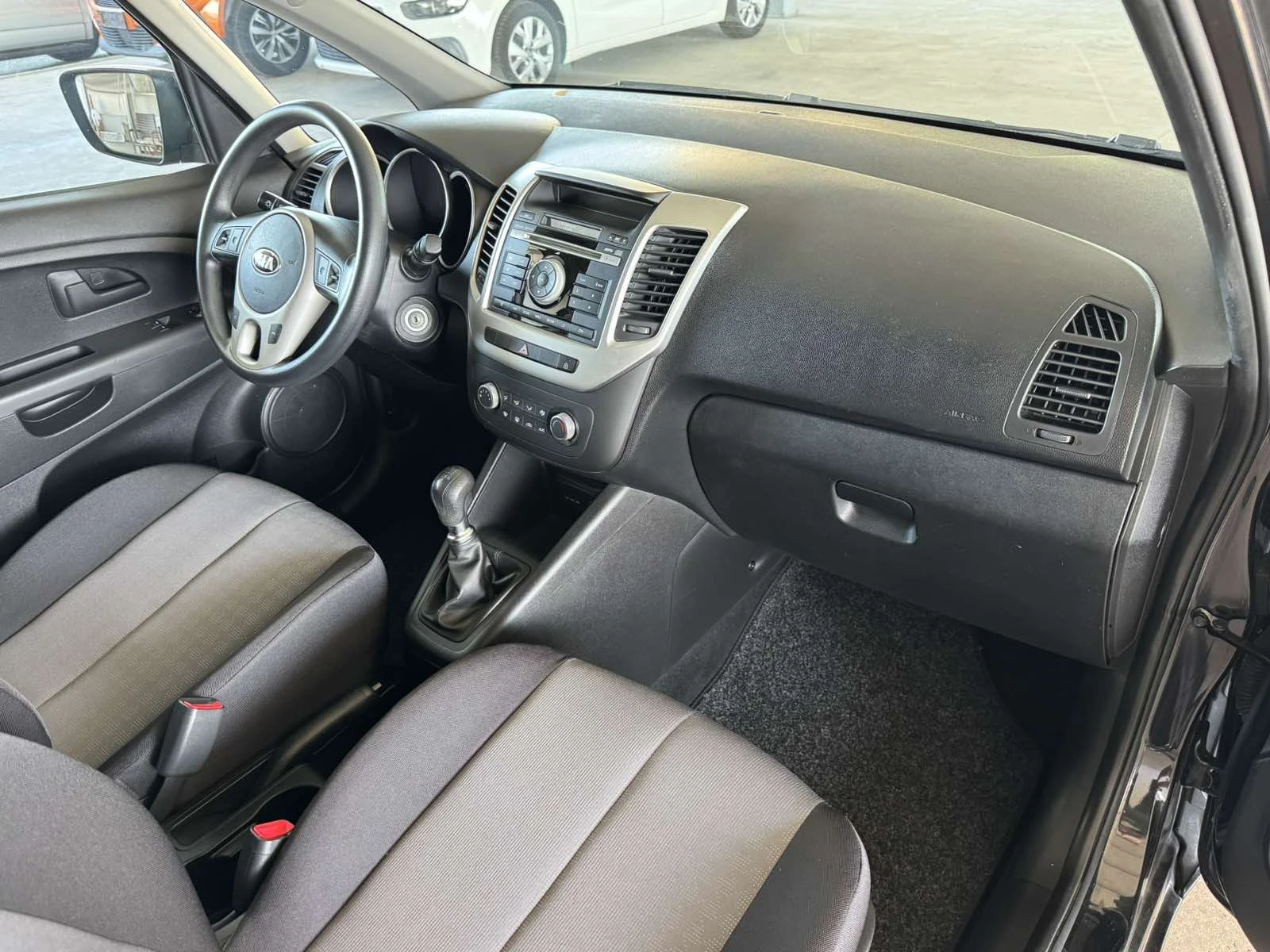 Kia Venga 1.4CRDI* 90ps* 6ск* КЛИМАТИК* ПАРКТРОНИК, снимка 10 - Автомобили и джипове - 55472132