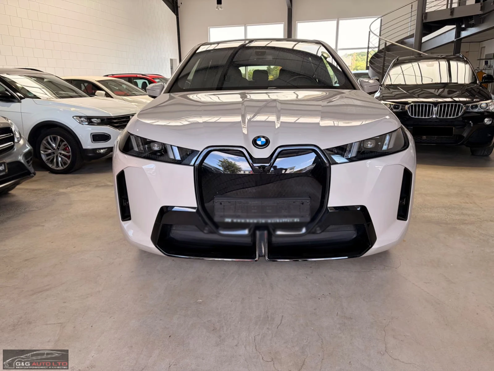 BMW iX xDrive45/408HP/M-SPORT/AIR/PANO/360/MEMO/H&K/607q, снимка 2 - Автомобили и джипове - 55702579