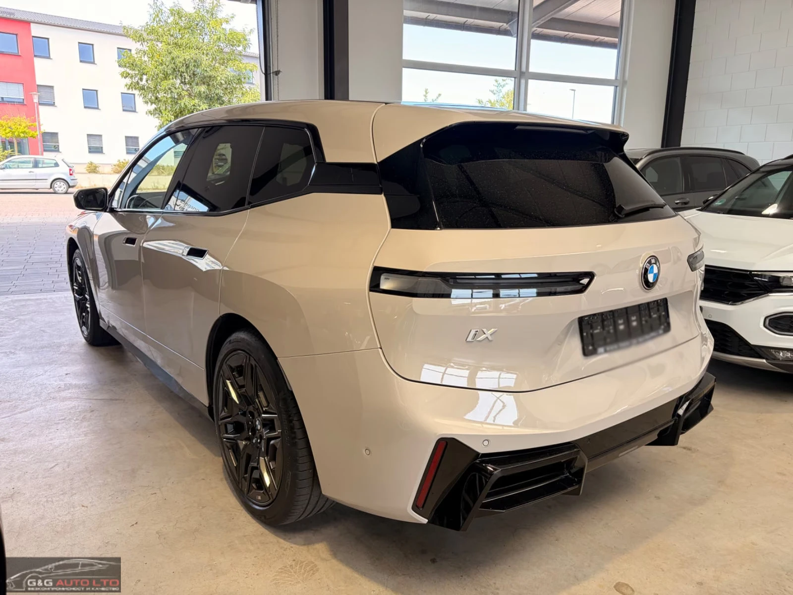 BMW iX xDrive45/408HP/M-SPORT/AIR/PANO/360/MEMO/H&K/607q, снимка 4 - Автомобили и джипове - 55702579