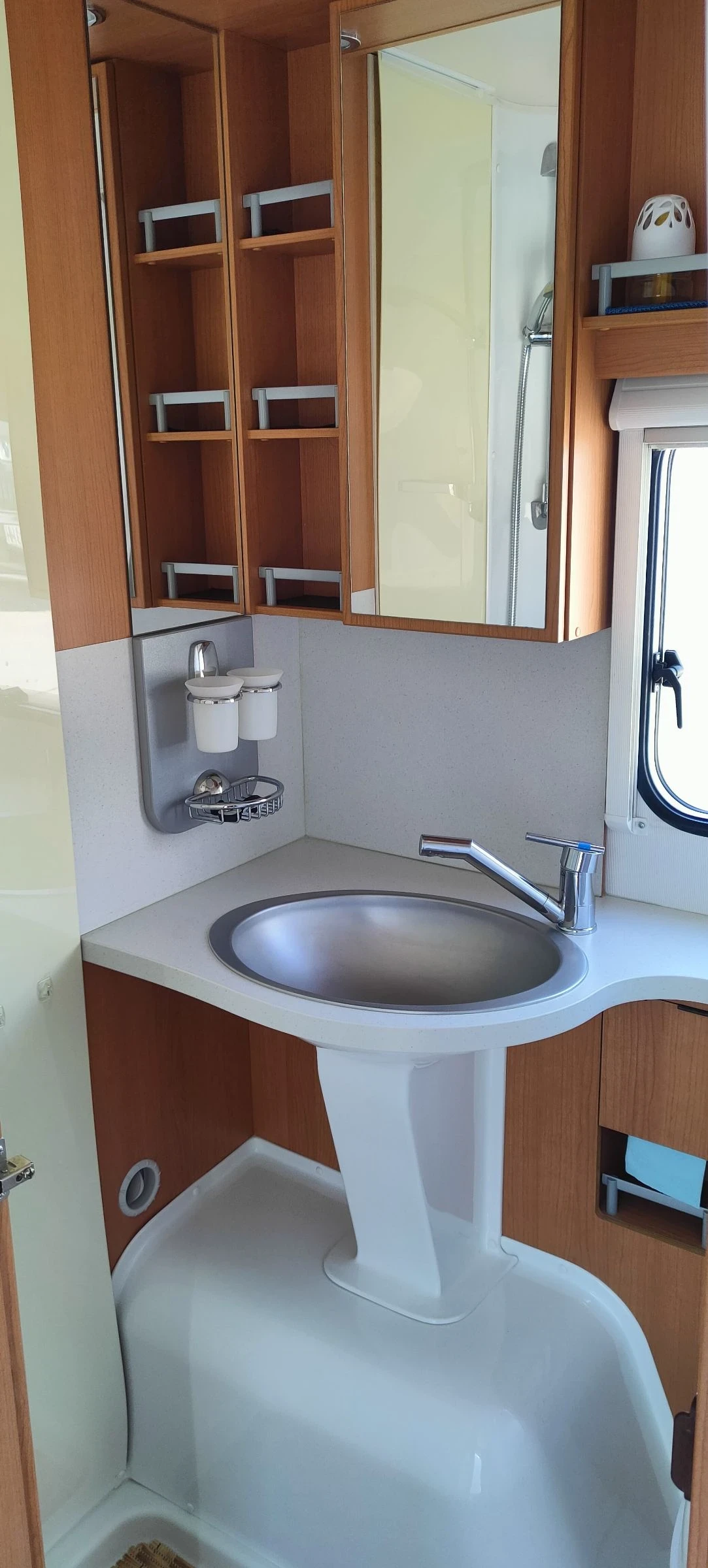 Кемпер Knaus Sport TI 600, снимка 9 - Каравани и кемпери - 54691915