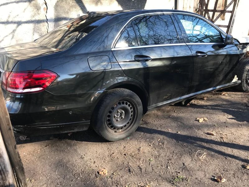 Mercedes-Benz E 220, снимка 3 - Автомобили и джипове - 31135851