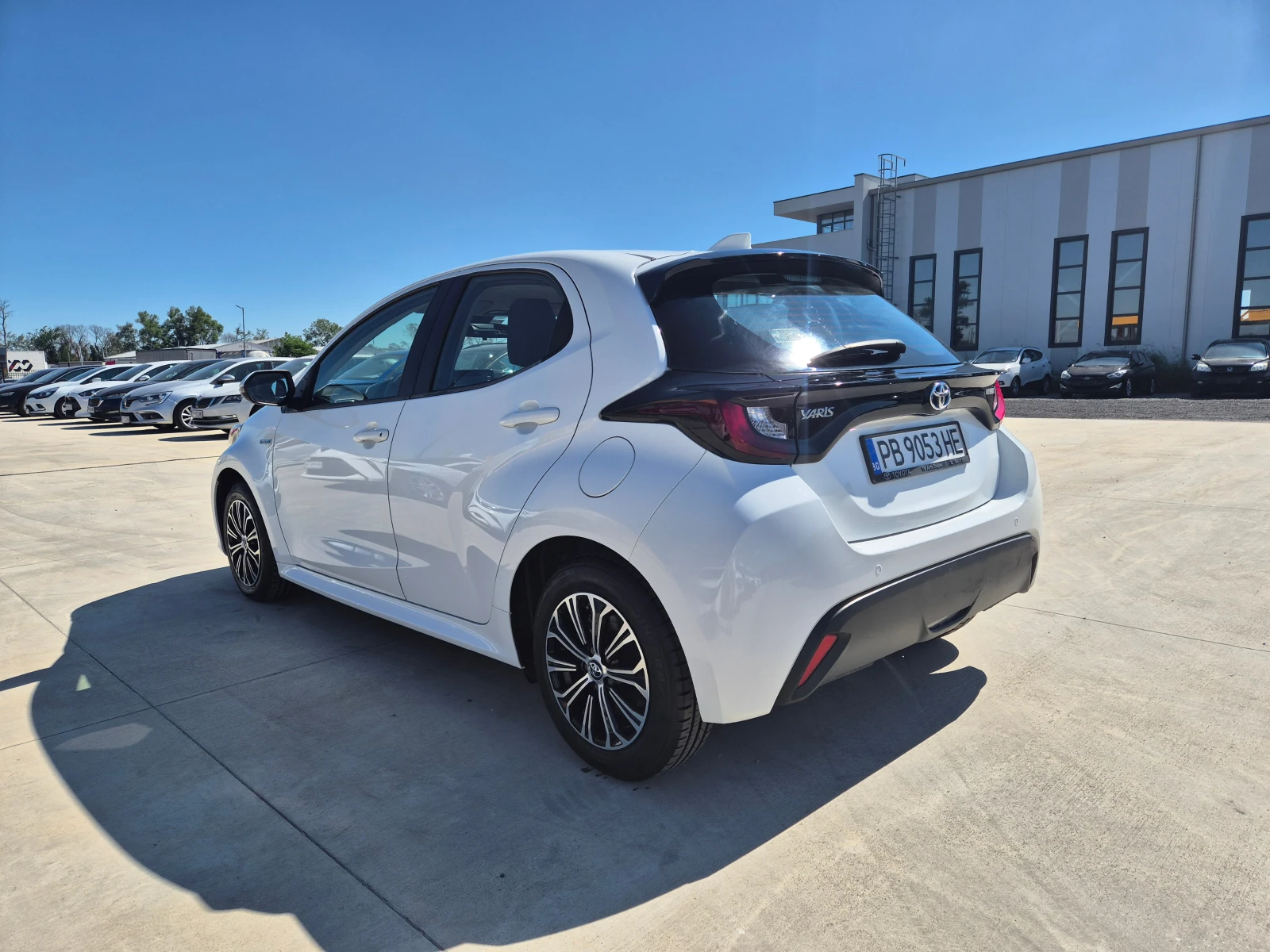 Toyota Yaris LIGHT 1.5 HYBRID A/T - изображение 4