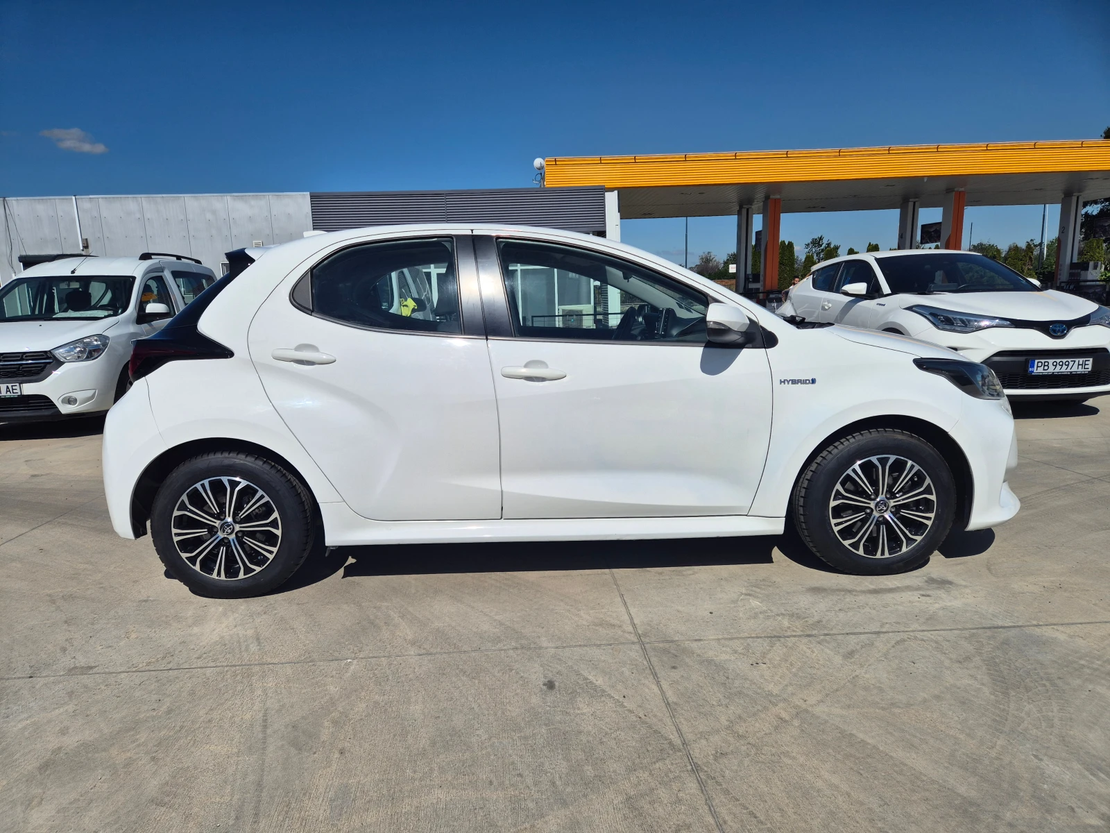 Toyota Yaris LIGHT 1.5 HYBRID A/T - изображение 7