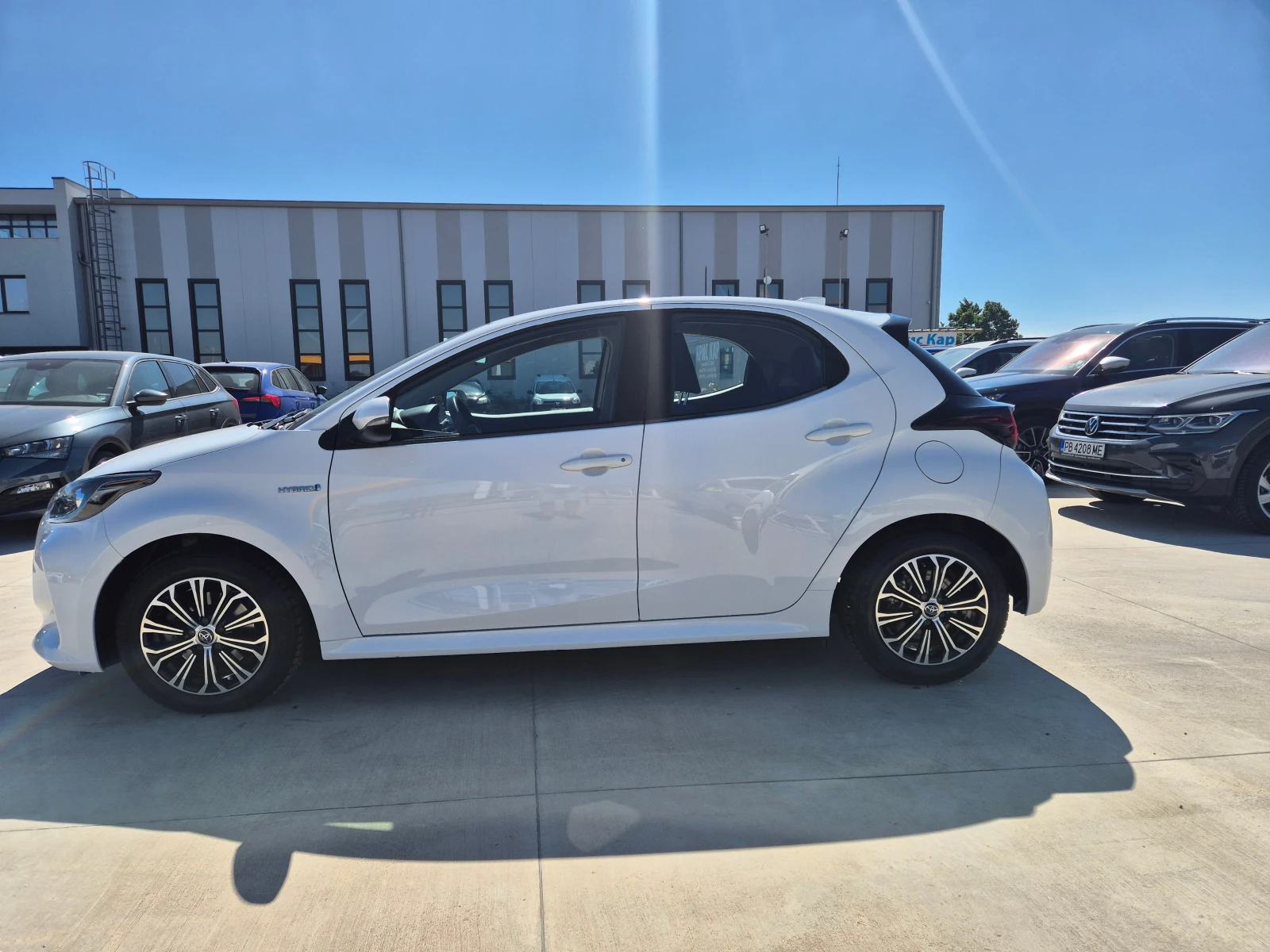 Toyota Yaris LIGHT 1.5 HYBRID A/T - изображение 3