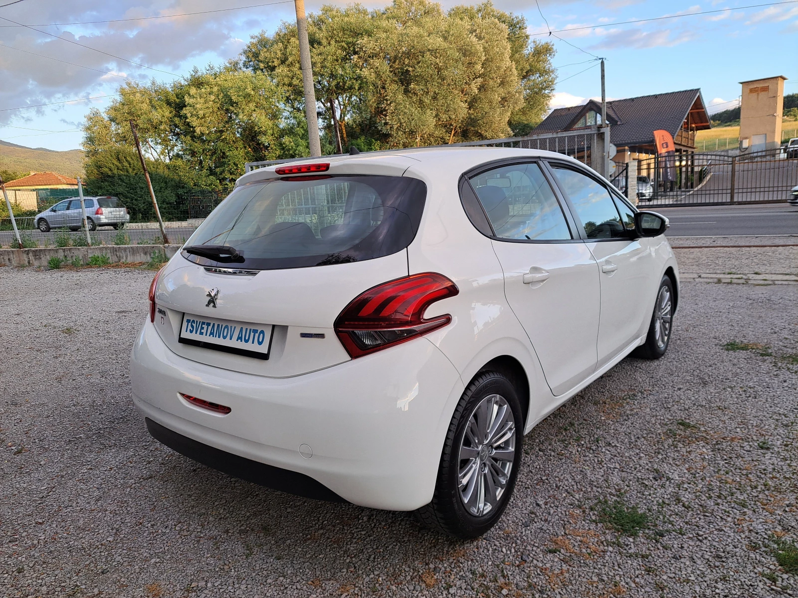 Peugeot 208 1.2i Италия - PURE TECH, снимка 7 - Автомобили и джипове - 55166370