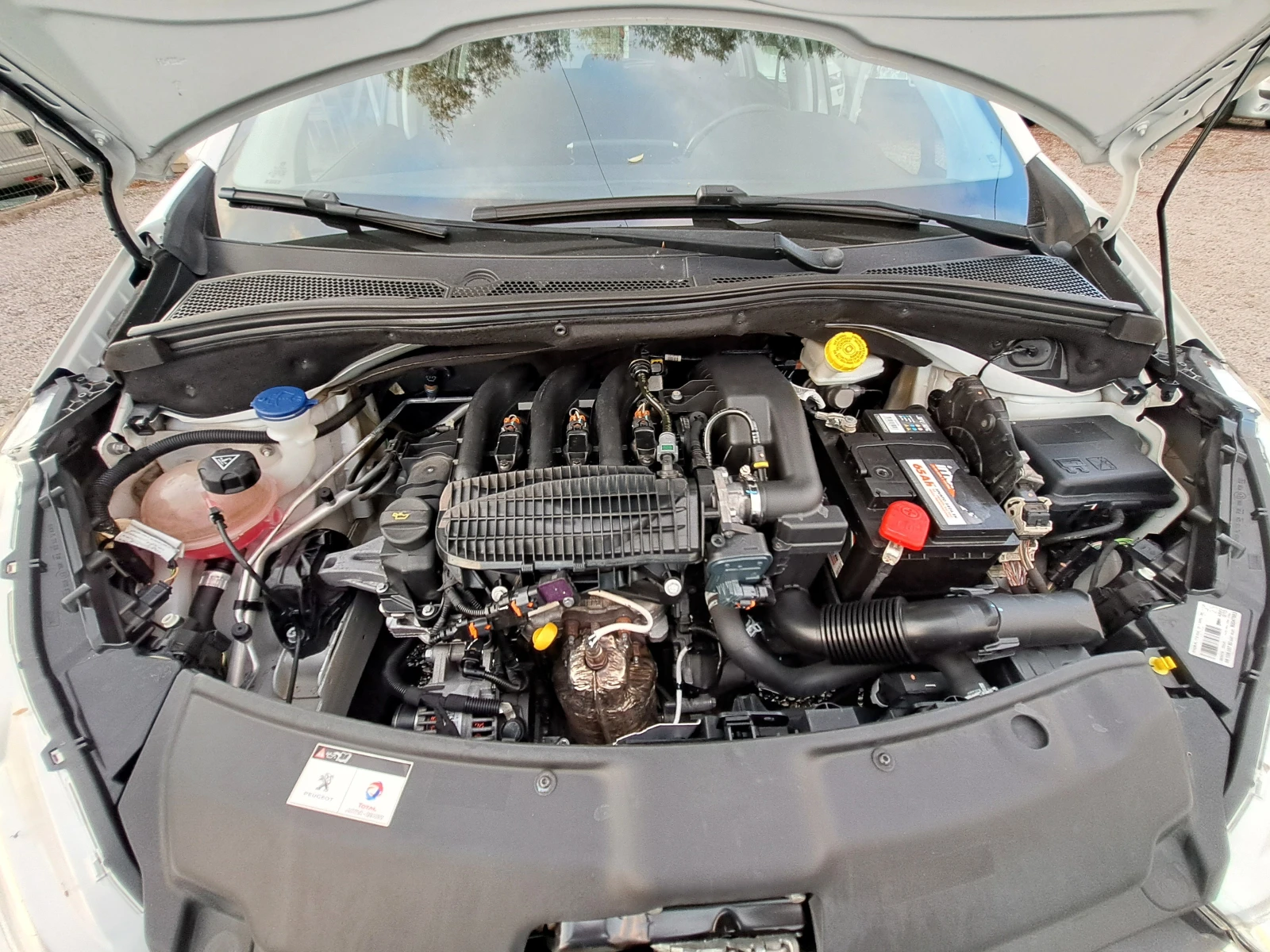 Peugeot 208 1.2i Италия - PURE TECH, снимка 16 - Автомобили и джипове - 55166370