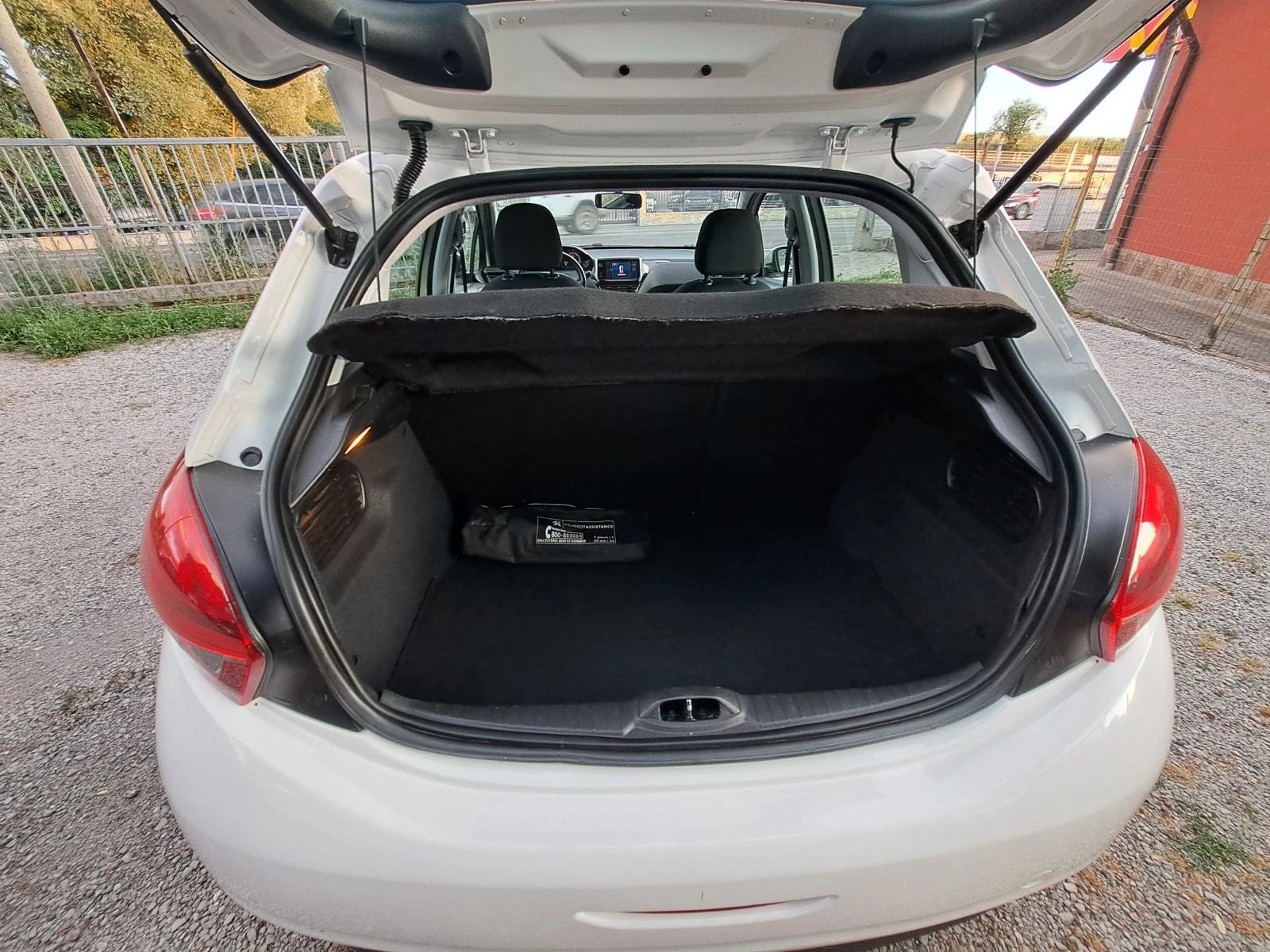 Peugeot 208 1.2i Италия - PURE TECH, снимка 12 - Автомобили и джипове - 55166370