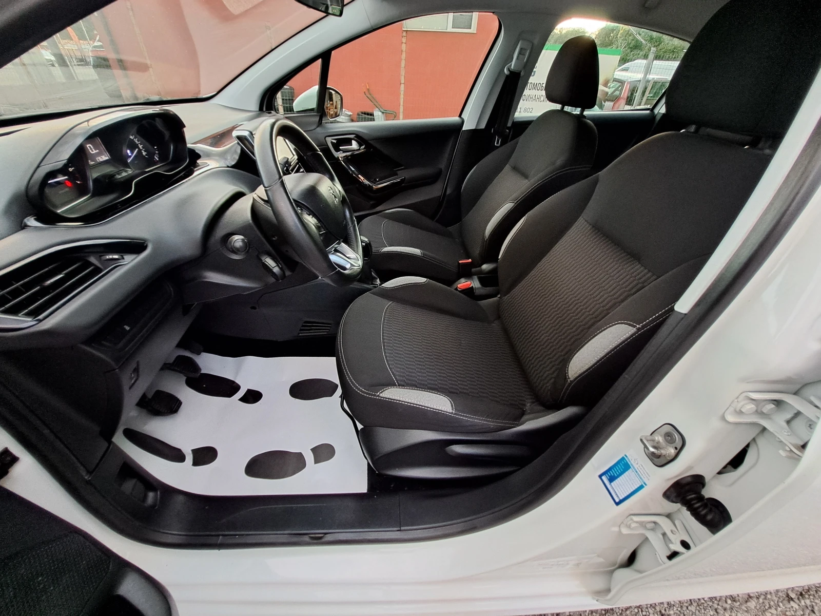Peugeot 208 1.2i Италия - PURE TECH, снимка 13 - Автомобили и джипове - 55166370