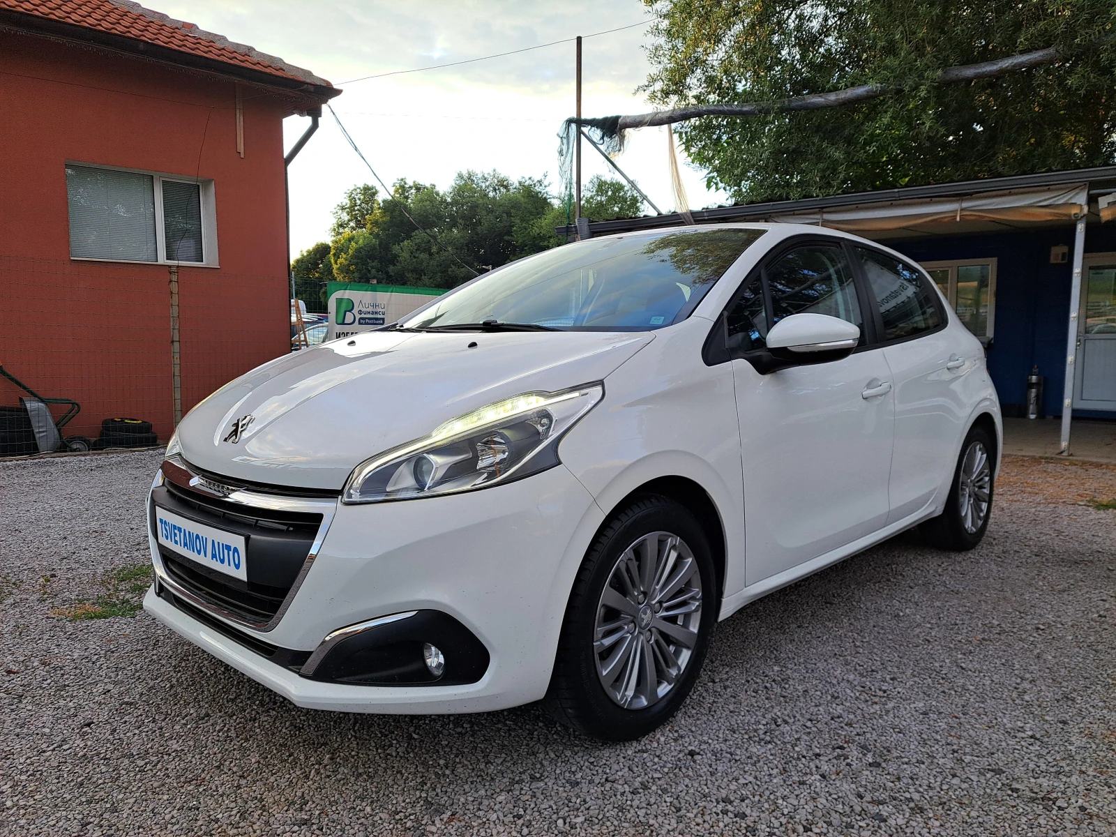 Peugeot 208 1.2i Италия - PURE TECH, снимка 3 - Автомобили и джипове - 55166370