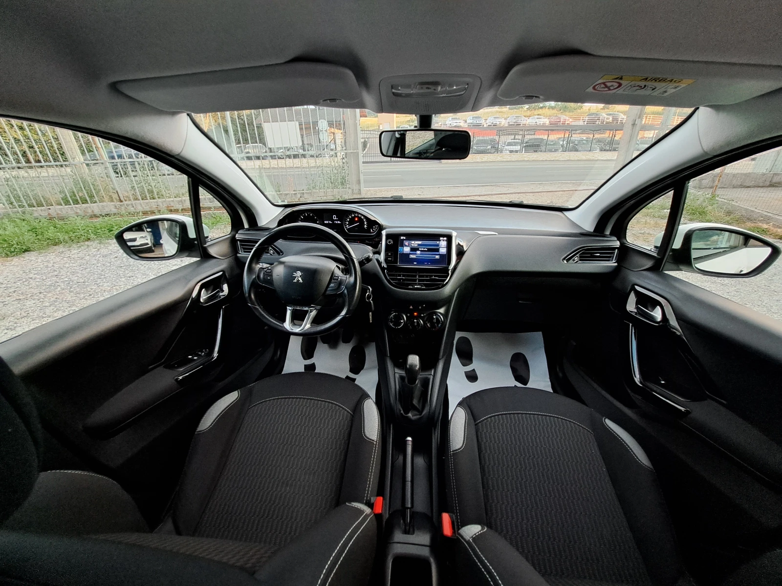 Peugeot 208 1.2i Италия - PURE TECH, снимка 11 - Автомобили и джипове - 55166370