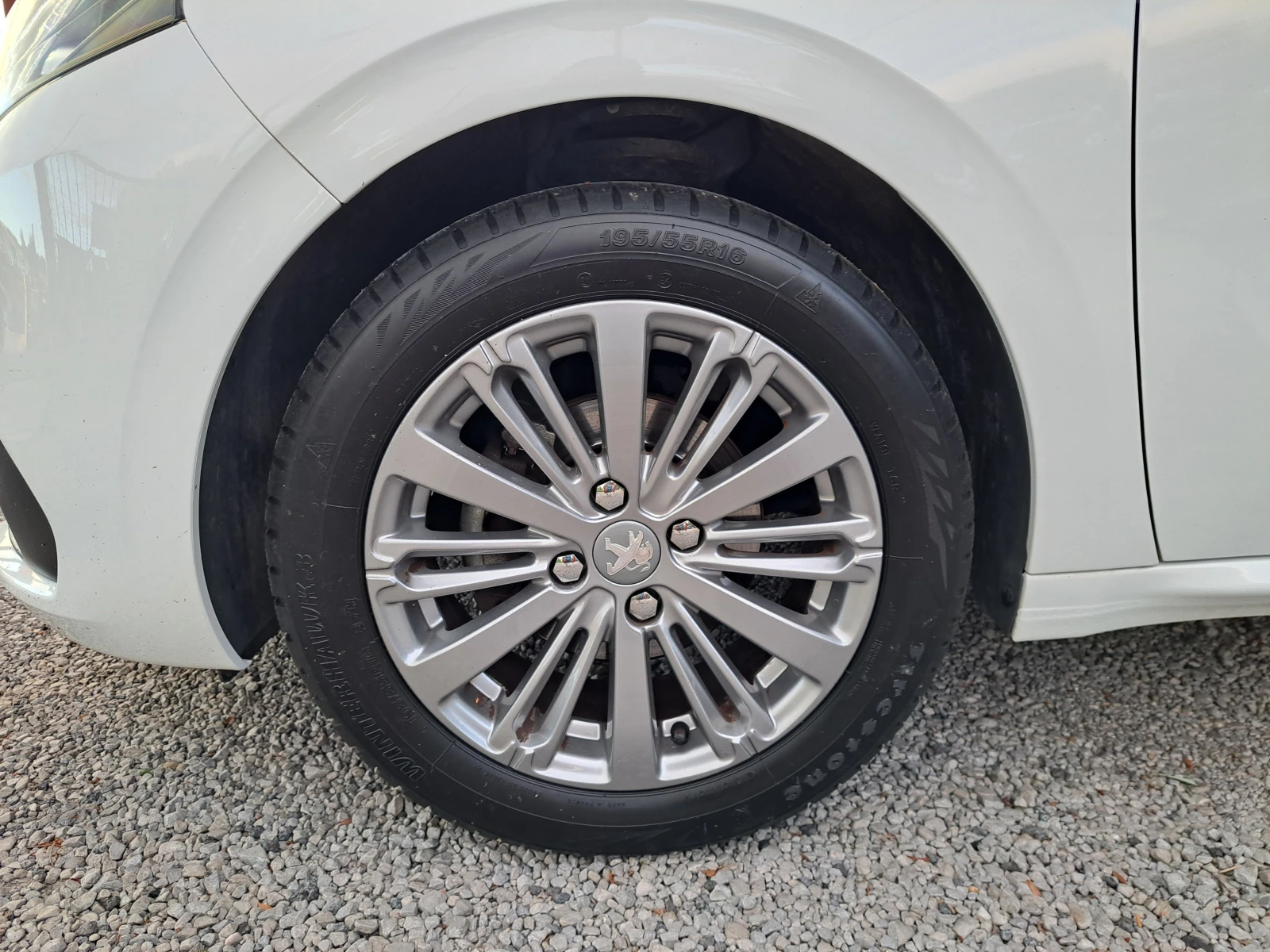 Peugeot 208 1.2i Италия - PURE TECH, снимка 5 - Автомобили и джипове - 55166370