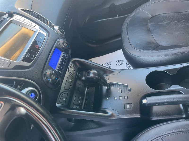 Hyundai IX35 Автоматик, снимка 9 - Автомобили и джипове - 52851749