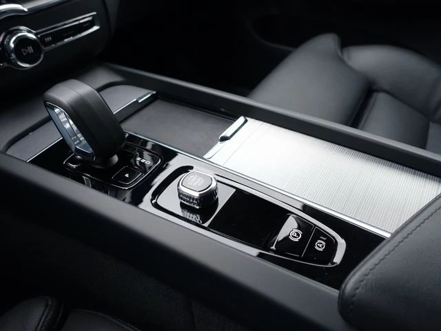 Volvo XC60 B5 AWD Plus Dark, снимка 11 - Автомобили и джипове - 53099298