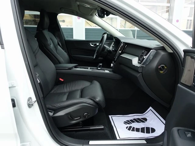 Volvo XC60 B5 AWD Plus Dark, снимка 15 - Автомобили и джипове - 53099298