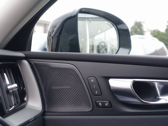 Volvo XC60 B5 AWD Plus Dark, снимка 12 - Автомобили и джипове - 53099298