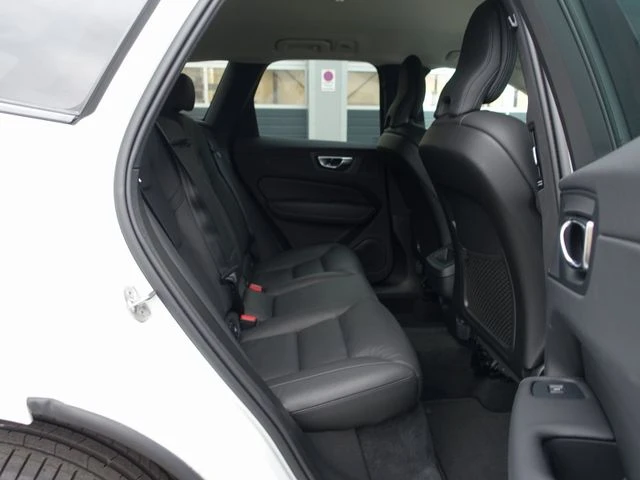 Volvo XC60 B5 AWD Plus Dark, снимка 16 - Автомобили и джипове - 53099298