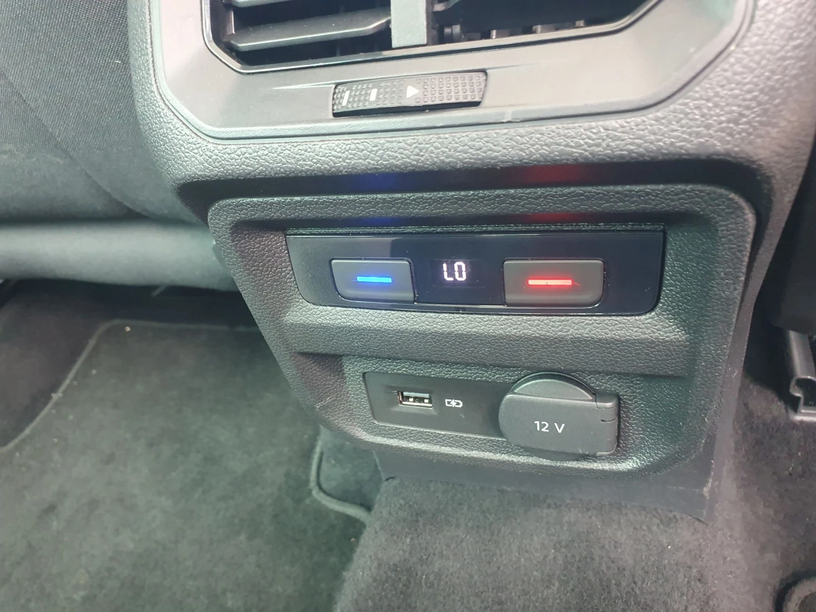 VW Tiguan 2.0 TDI 4x4 AUT NAVI PODGREV OFROUD 2020g, снимка 13 - Автомобили и джипове - 55137975