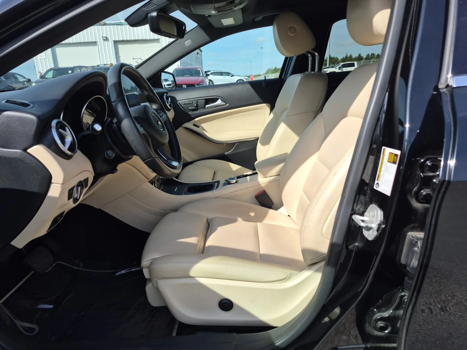 Mercedes-Benz GLA 250  CARFAX / ПАНОРАМА / АВТОКРЕДИТ, снимка 5 - Автомобили и джипове - 56023230