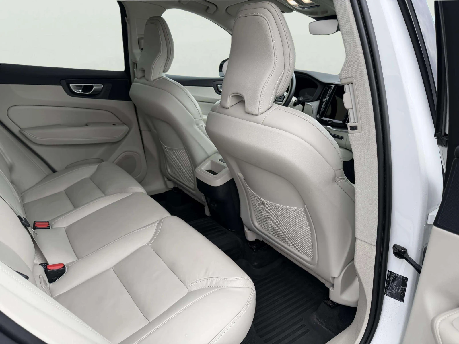 Volvo XC60 2.0 B5, снимка 10 - Автомобили и джипове - 56742703