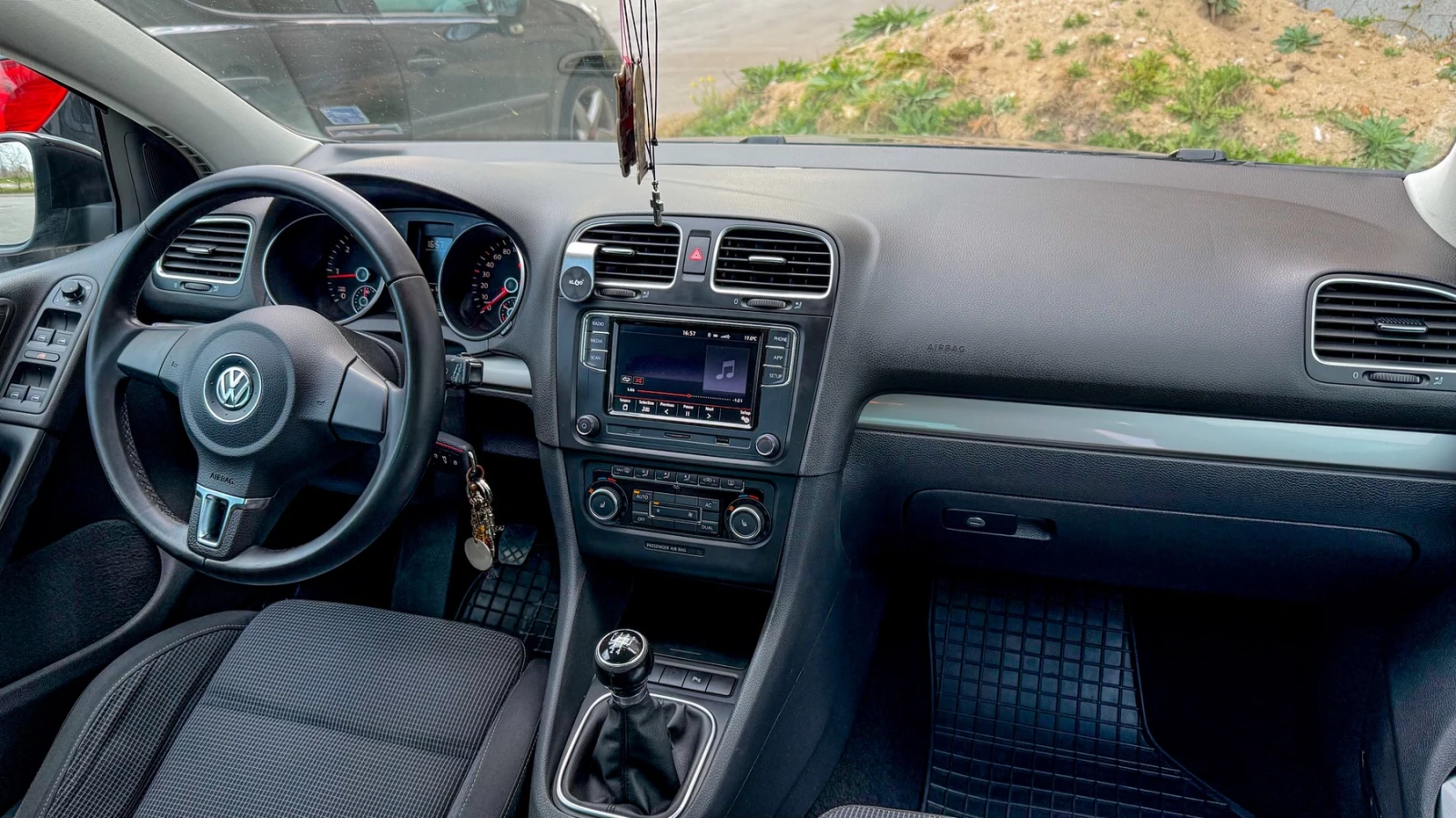 VW Golf 1.6 TDI, снимка 6 - Автомобили и джипове - 53984170