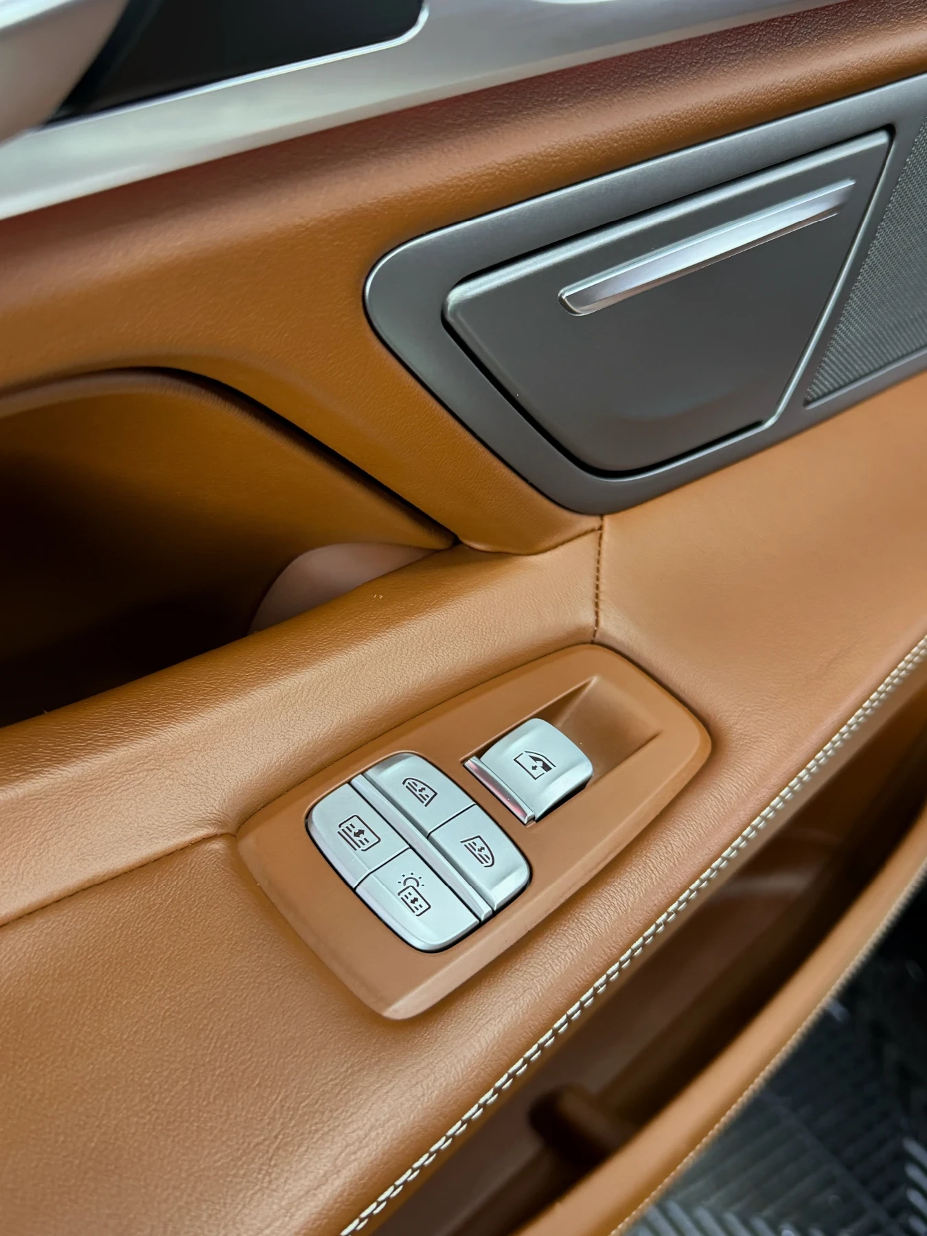 BMW 750 Li xDrive Individual, снимка 16 - Автомобили и джипове - 54072032