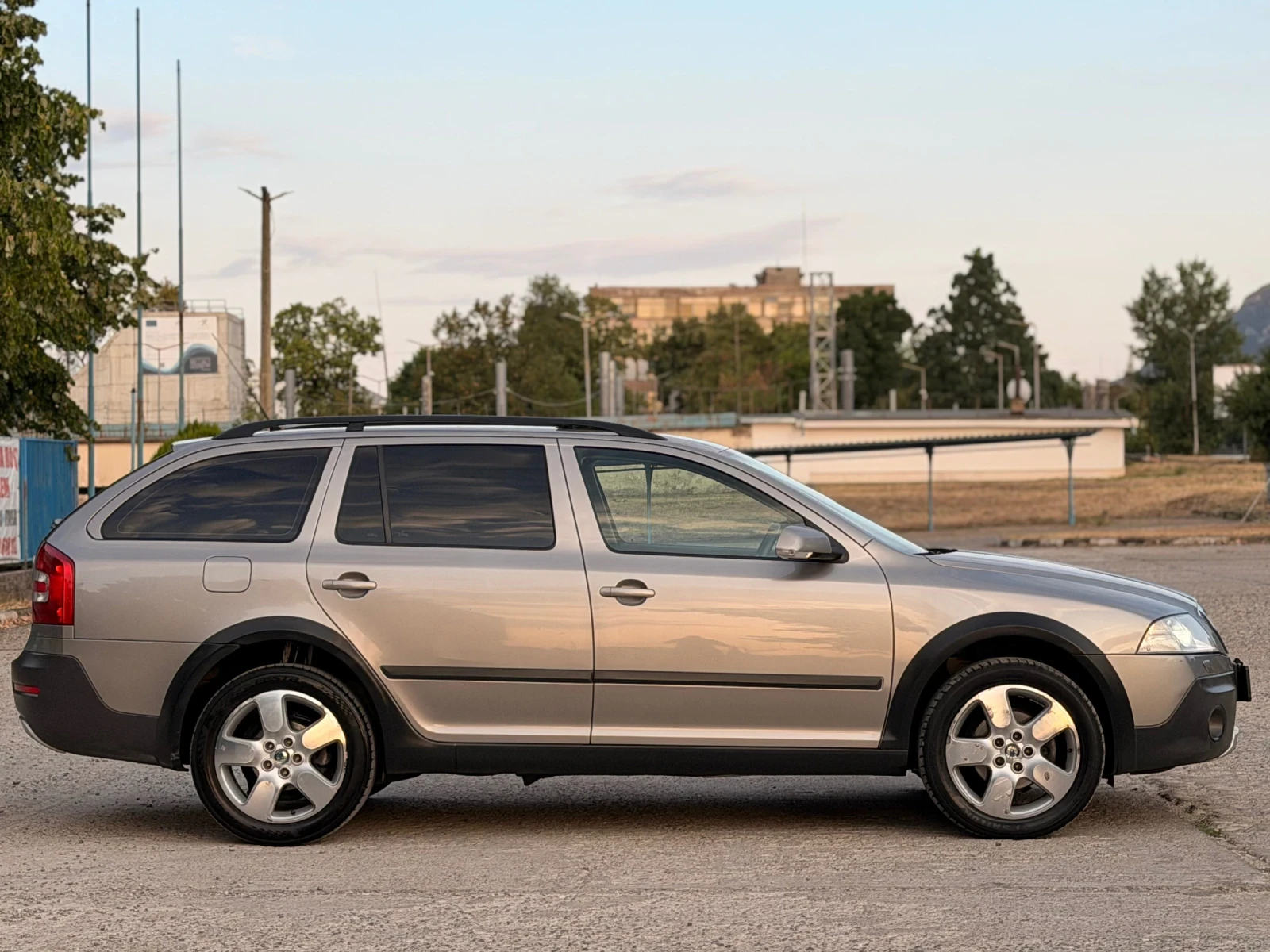 Skoda Octavia Scout 2.0TDI/КСЕНОН/ИТАЛИЯ, снимка 6 - Автомобили и джипове - 55667159
