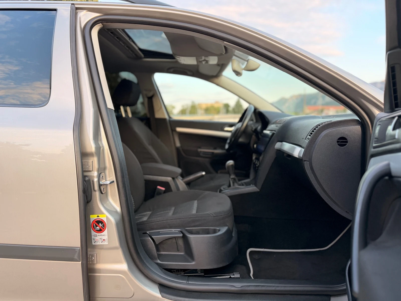 Skoda Octavia Scout 2.0TDI/КСЕНОН/ИТАЛИЯ, снимка 11 - Автомобили и джипове - 55667159
