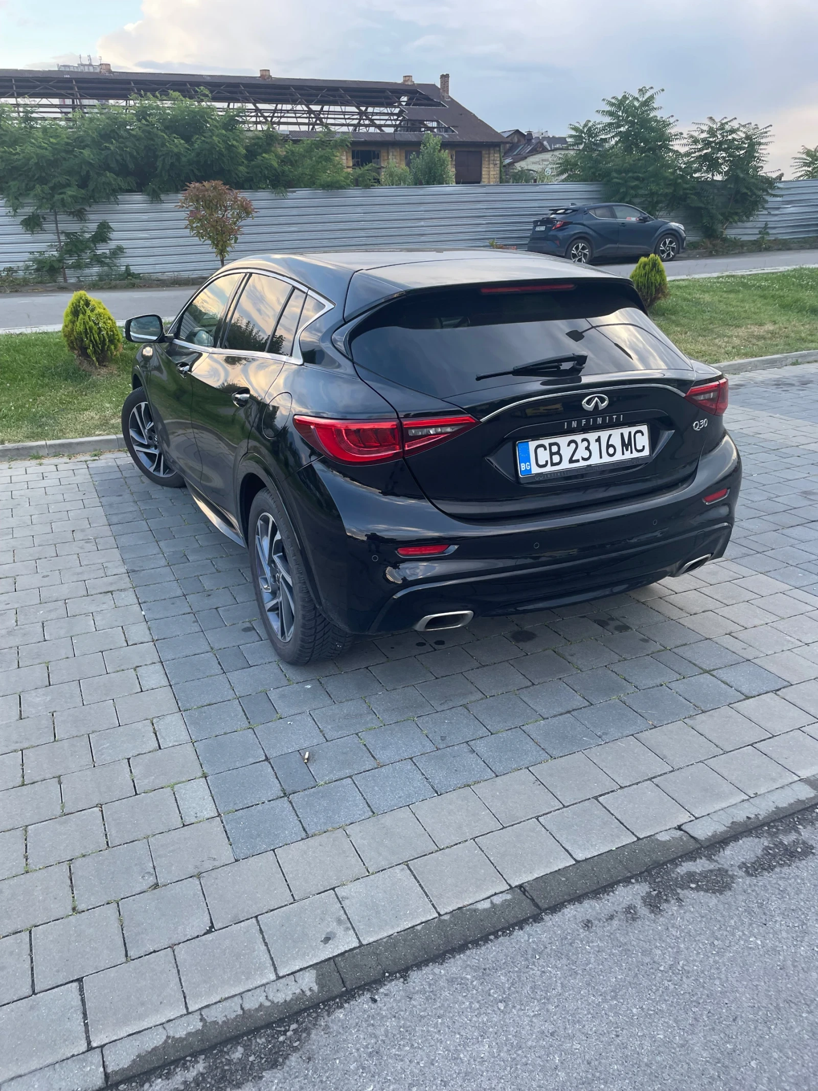 Infiniti Q30 Lux city black, снимка 3 - Автомобили и джипове - 54547220