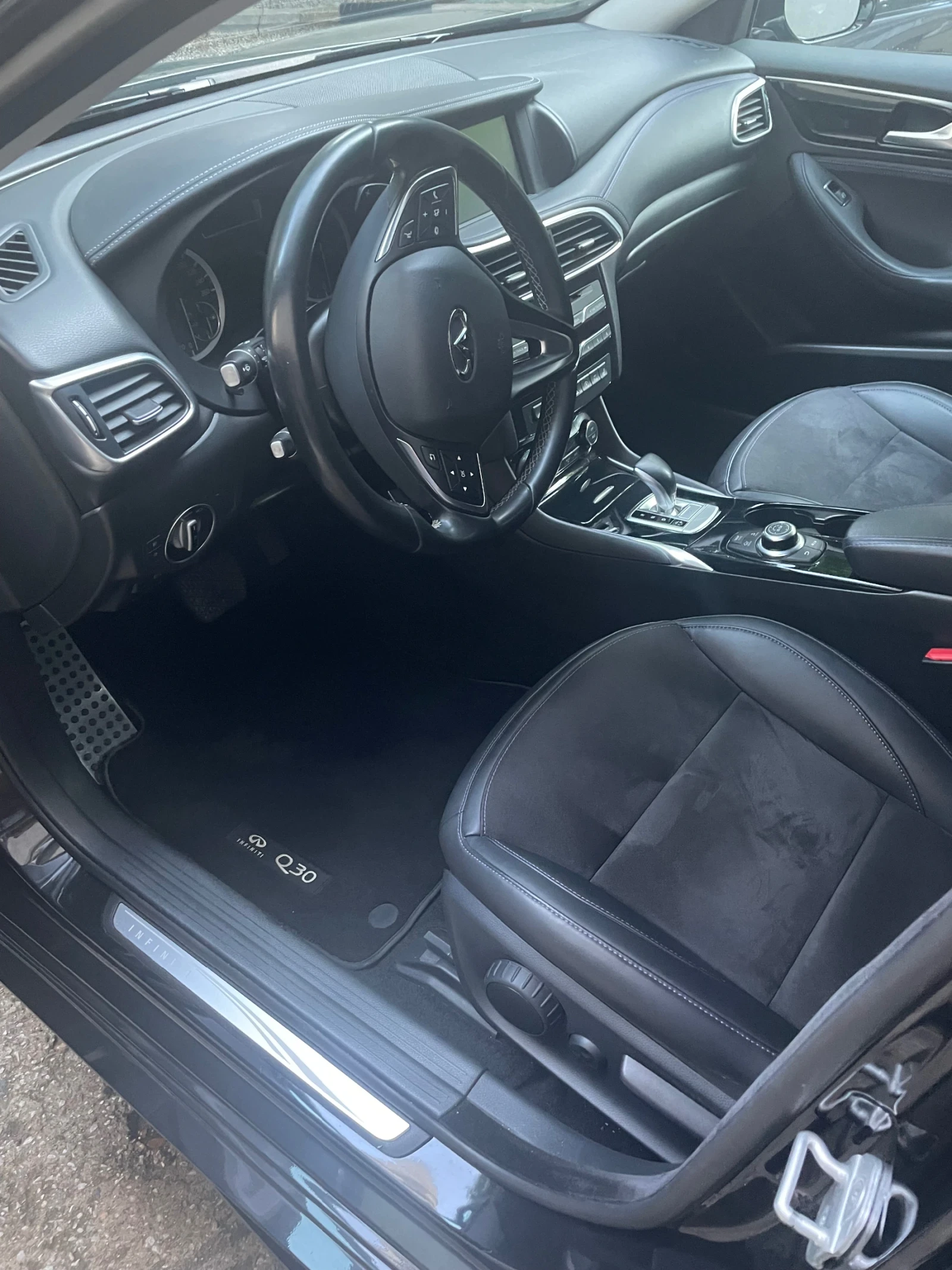 Infiniti Q30 Lux city black, снимка 6 - Автомобили и джипове - 54547220