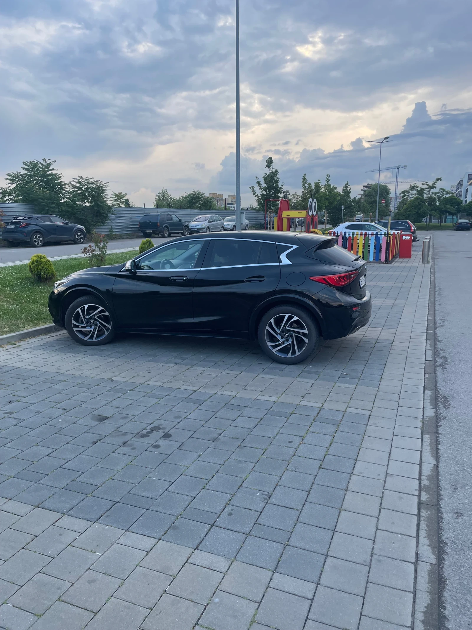Infiniti Q30 Lux city black