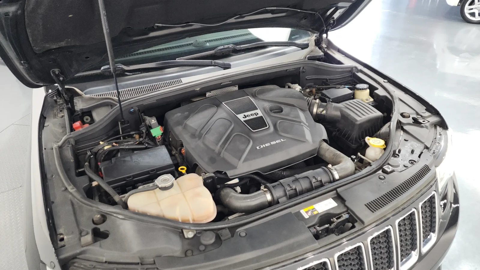 Jeep Grand cherokee 3.0D OVERLAND , снимка 13 - Автомобили и джипове - 54649329