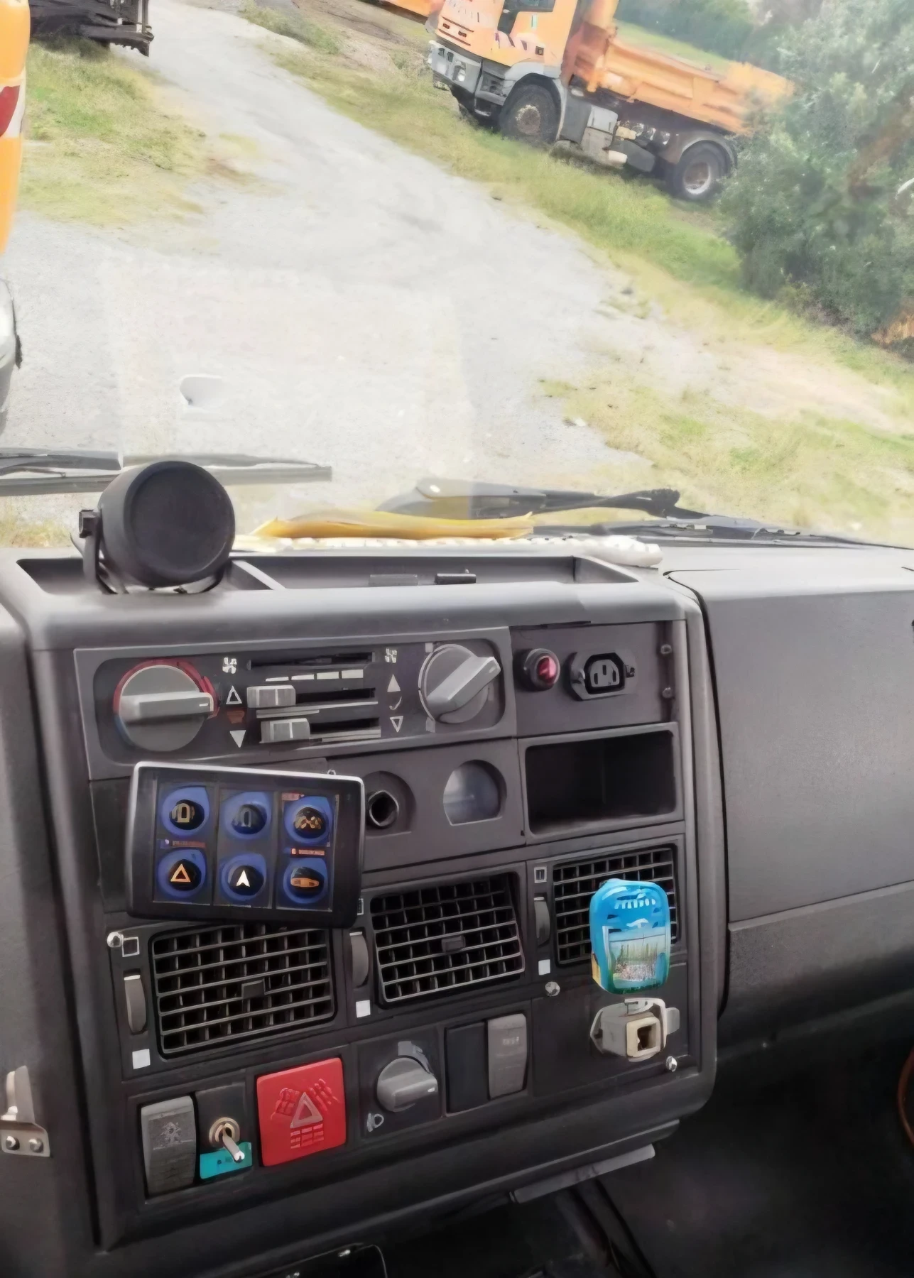 Iveco Eurocargo 180E24 самосвал с кран снегорин  - изображение 7