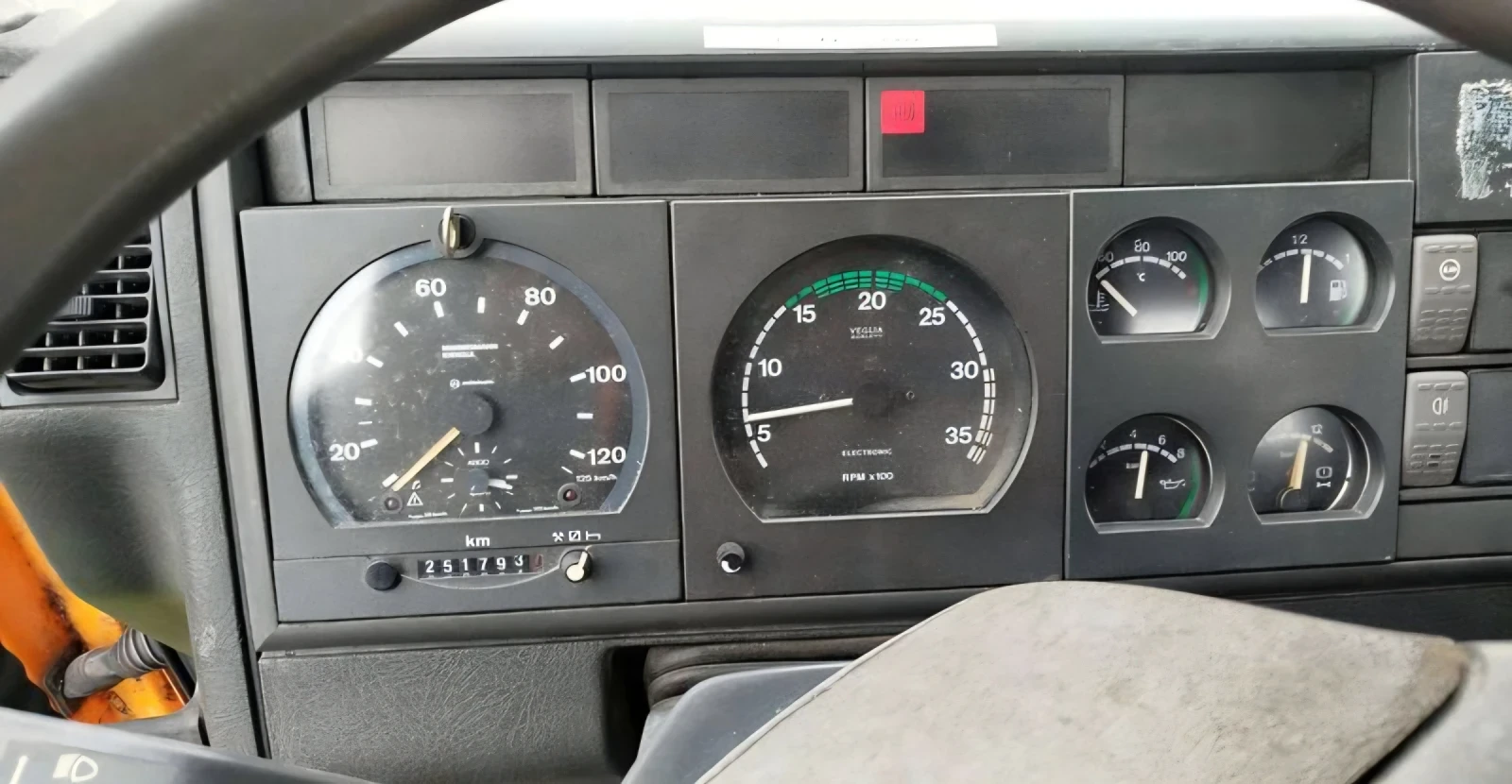 Iveco Eurocargo 180E24 самосвал с кран снегорин  - изображение 10