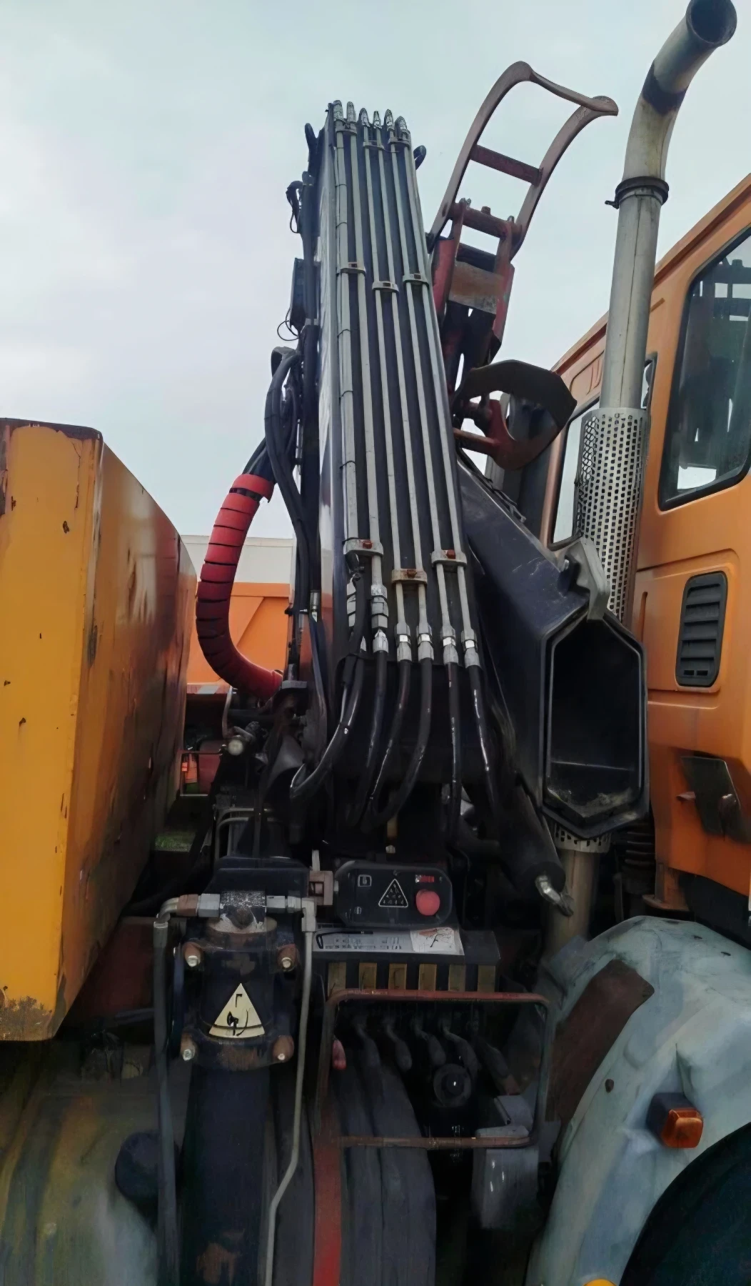 Iveco Eurocargo 180E24 самосвал с кран снегорин  - изображение 4