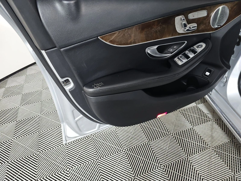 Mercedes-Benz C 300, снимка 9 - Автомобили и джипове - 53439321