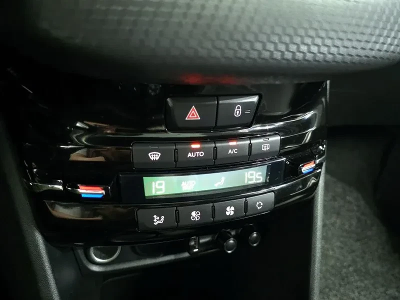 Peugeot 2008 1.5 Bluehdi Allure, снимка 16 - Автомобили и джипове - 55088631