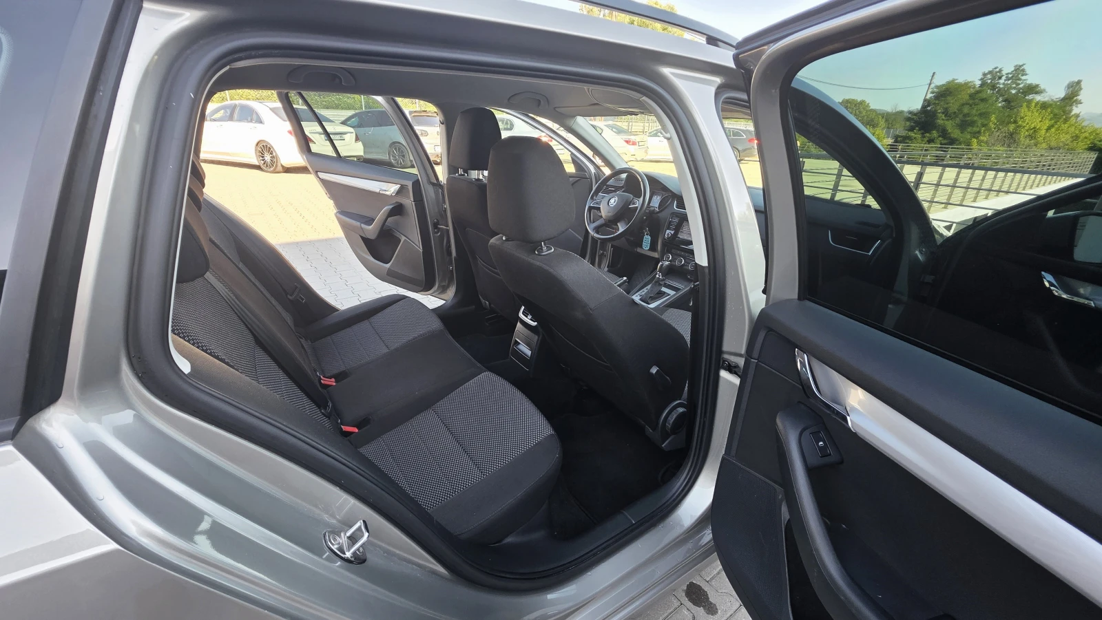 Skoda Octavia 4x4 АВТОМАТИК ЛИЗИНГ, снимка 12 - Автомобили и джипове - 55097374