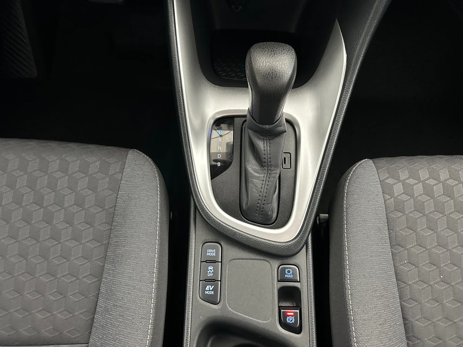 Toyota Yaris, снимка 12 - Автомобили и джипове - 55876985