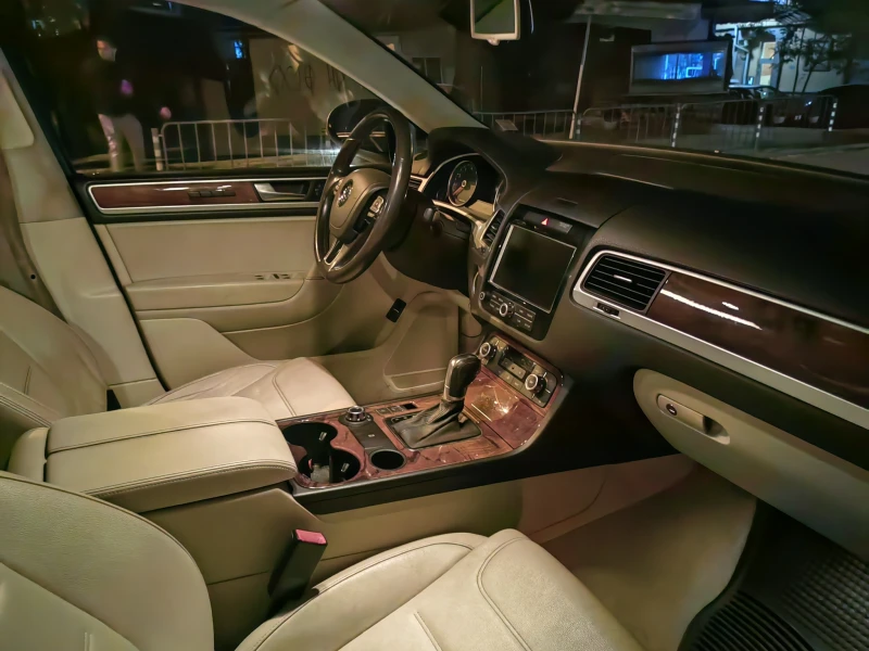 VW Touareg TFSI, снимка 3 - Автомобили и джипове - 52555186