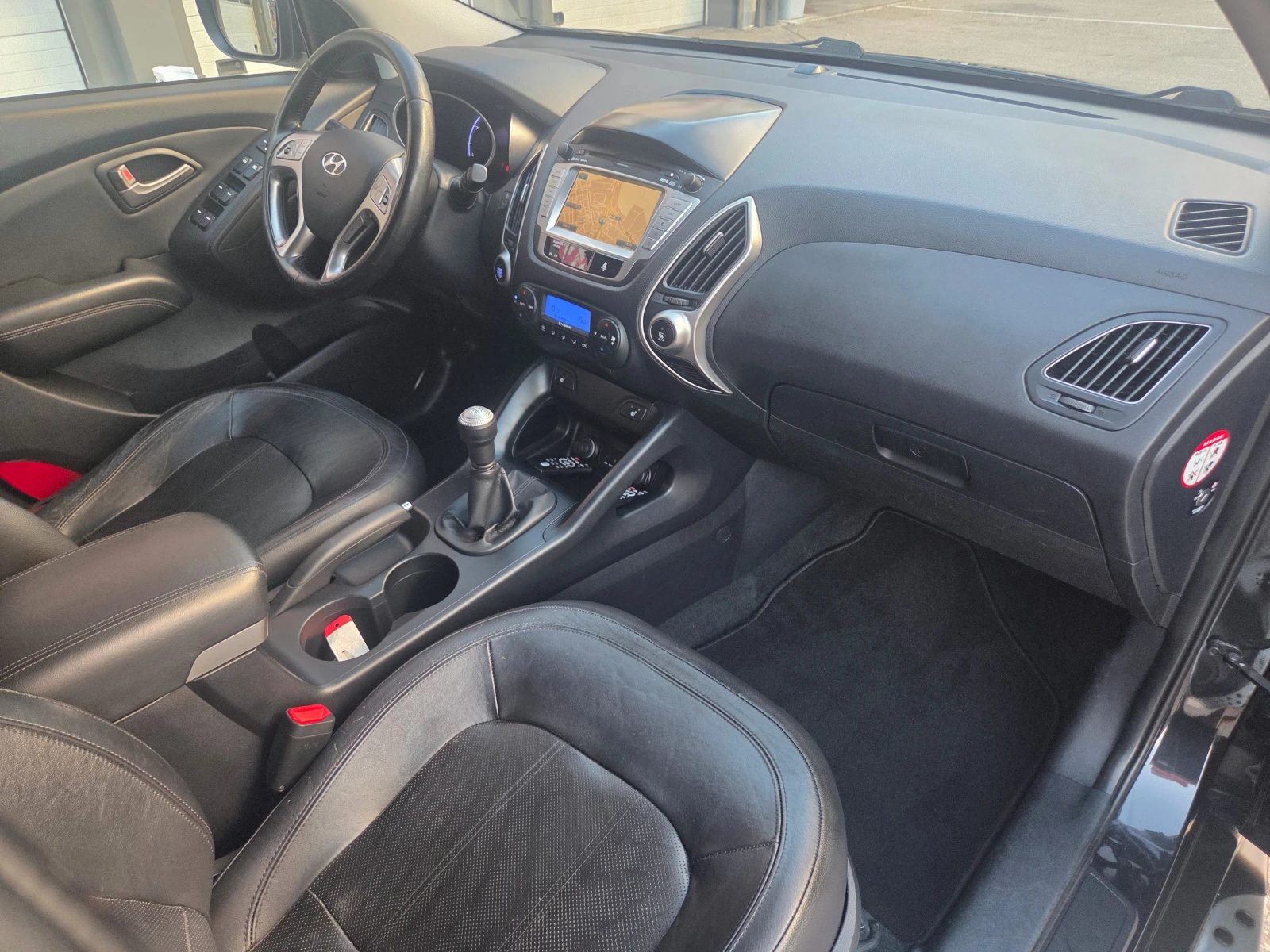 Hyundai IX35 2.0i-Comfort (163 Hp) Navi/Камера/3xTV, снимка 14 - Автомобили и джипове - 55937465