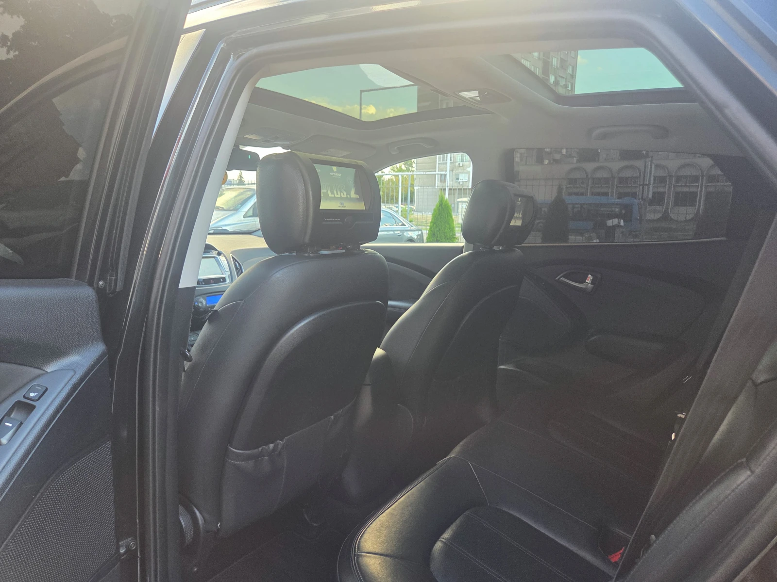 Hyundai IX35 2.0i-Comfort (163 Hp) Navi/Камера/3xTV, снимка 16 - Автомобили и джипове - 55937465