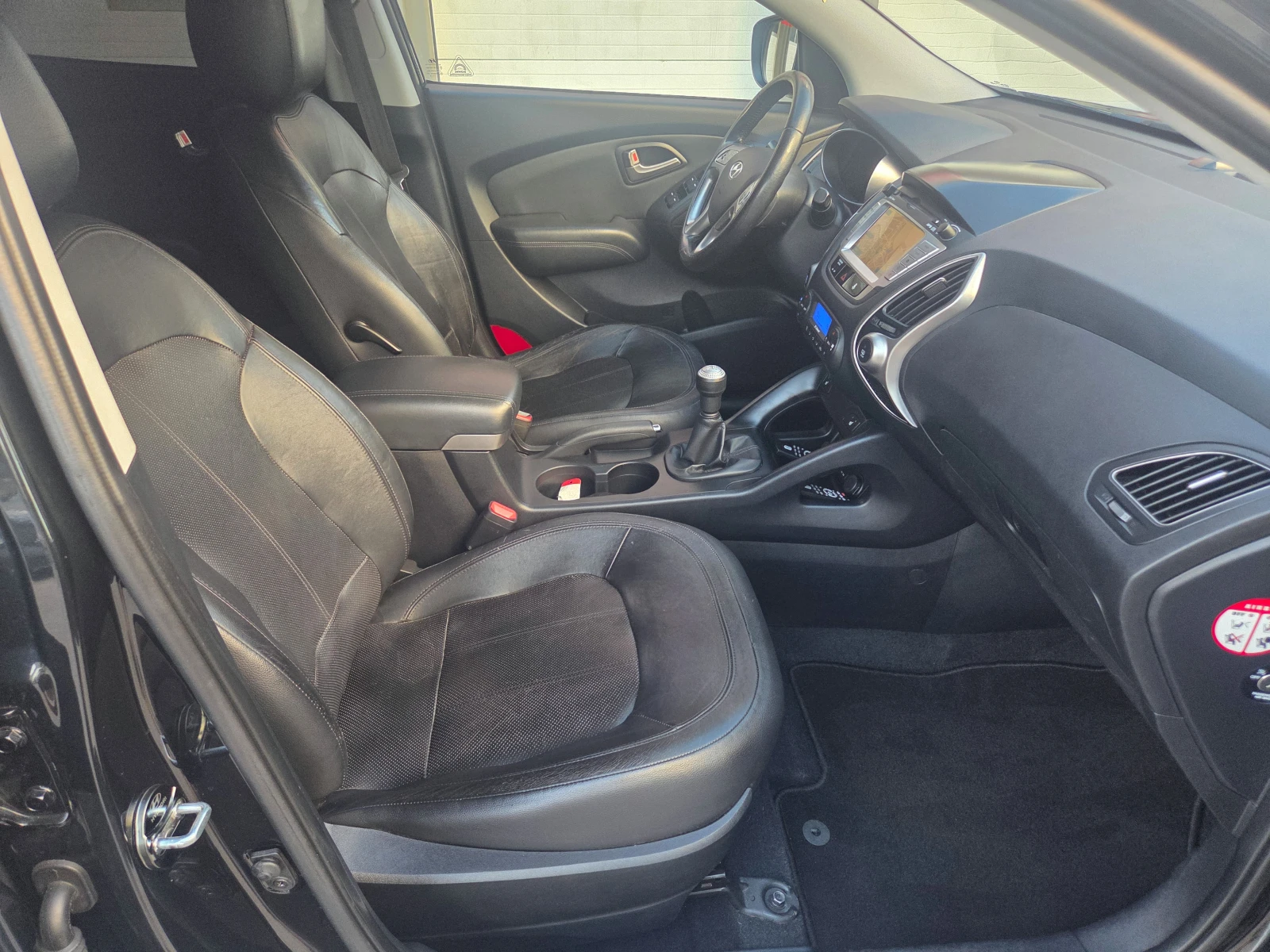 Hyundai IX35 2.0i-Comfort (163 Hp) Navi/Камера/3xTV, снимка 15 - Автомобили и джипове - 55937465